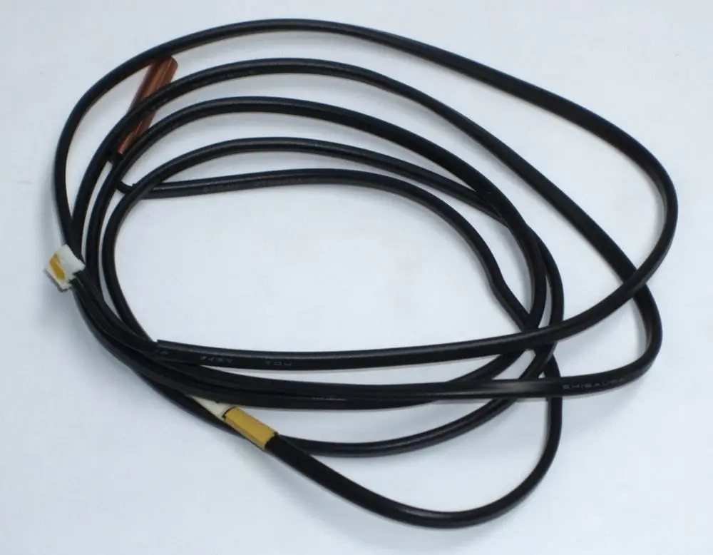Kabel mit Sensor, markiert mit gelben und weißen Bändern, verknäult auf hellem Hintergrund. Möglicherweise Teil eines Daikin-Produkts zur Temperaturmessung.